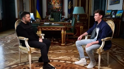Двоє чоловіків сидять у кріслах одне навпроти одного в кабінеті