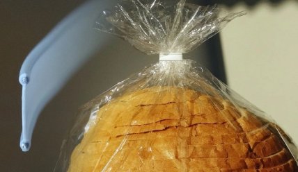 Таким затискачами на виробництві закривається пакет хліба