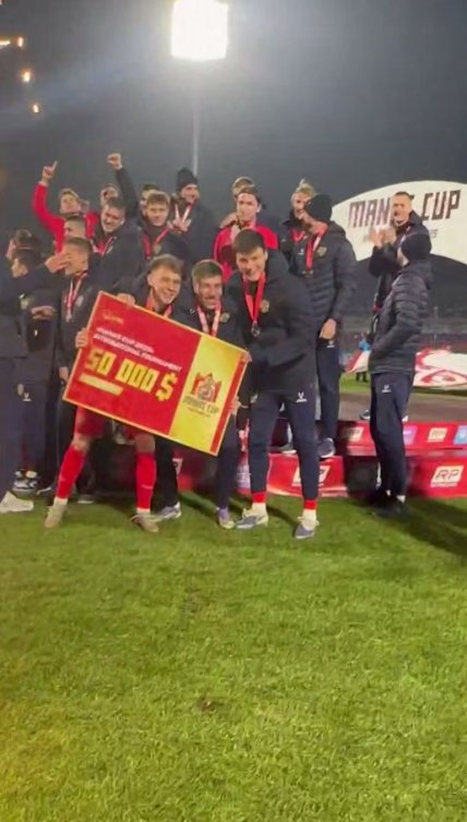 Сборная России по футболу U-21 позирует с чеком на 50 тысяч долларов