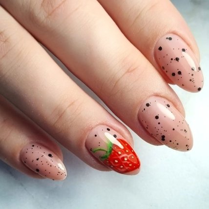 клубника на ногтях