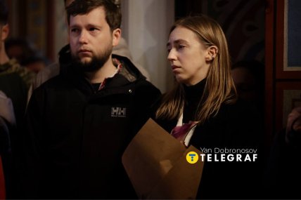 Люди проносили живі квіти /Ян Доброносов, "Телеграф"