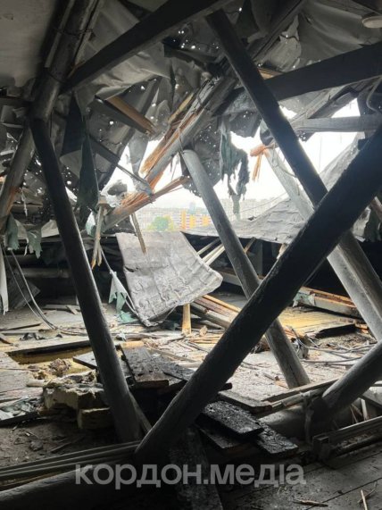 Пошкоджений російським дроном дах пологового будинку у Сумах