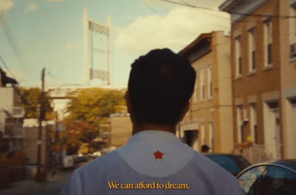 Мамдані в одязі з червоною зіркою