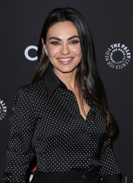 Міла Куніс у чорній блузі в горошок