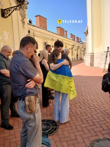 Молодь на прощанні з Парубієм