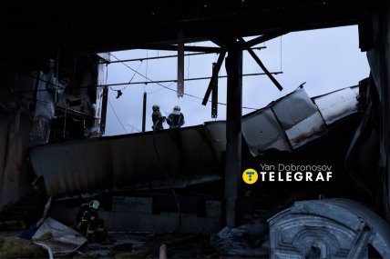 Пожежні на руїнах Епіцентру
