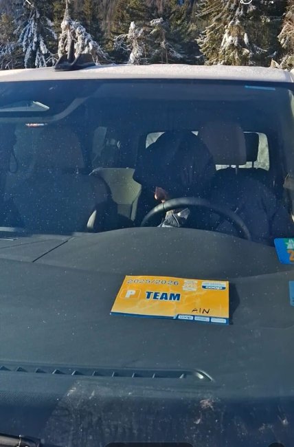 Єгор Сорін за кермом авто