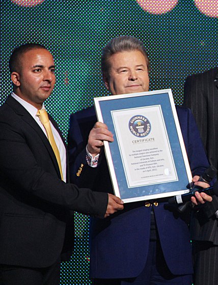 Михайло Поплавський з дипломом та представник світової Книги рекордів Гіннеса