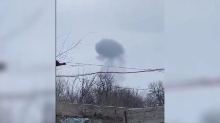 Дим над аеропортом після ракетного удару росіян