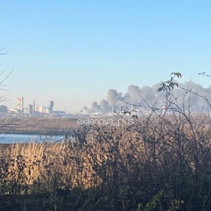 Химзавод "Азот" в Новомосковске, РФ, горит после атаки