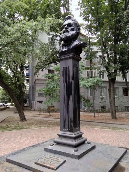 Памятник меценату Алексею Алчевскому