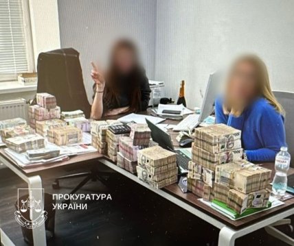 оперативне фото з обшуків у справі Бамбізова, кадр з грошима