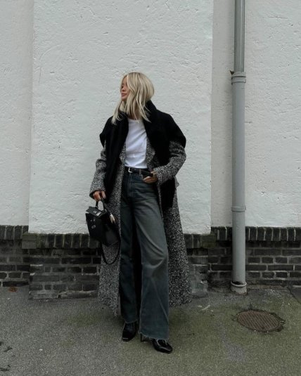 Серое пальто с темными джинсами