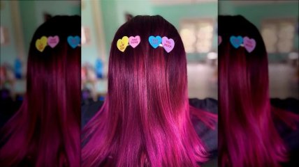 Рожеве волосся з шпильками