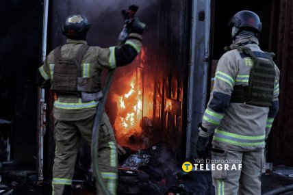 Рятувальники ліквідовують наслідки пожежі на ринку Почайна