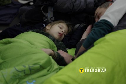 Люди ховаються у метро Києва під час російської ракетної атаки