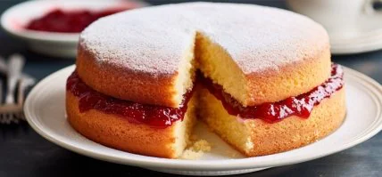 Ніжний полуничний торт