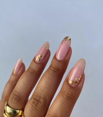 Маникюр с золотой фольгой