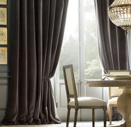 щільні штори на вікнах