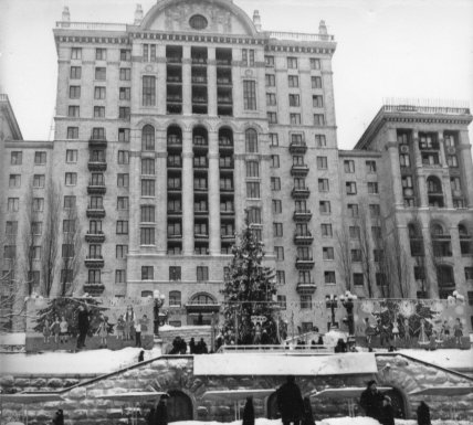 Ялинка на Хрещатику перед кінотеатром Дружба. 1970-ті роки / Фото: Олена Насирова