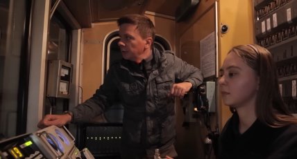 Дмитрий Комаров в кабине поезда харьковского метро Фото Скриншот