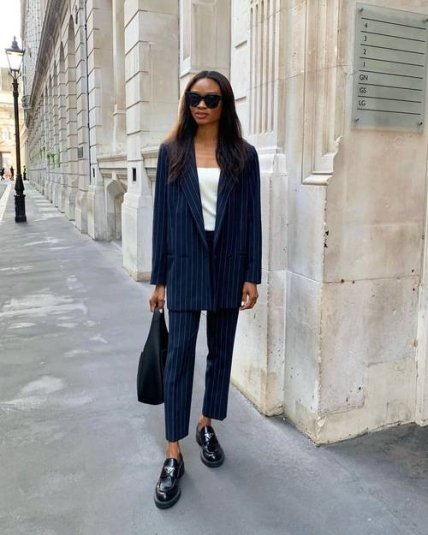 Синій брючний костюм