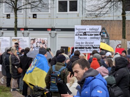 Російська опозиція вийшла на мітинг у Берліні. Не обійшлося без скандалу (фото, відео)