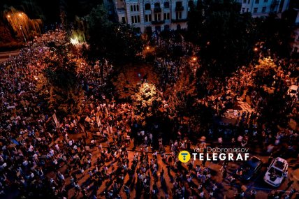 На площади перед театром имени Ивана Франко осталось много людей