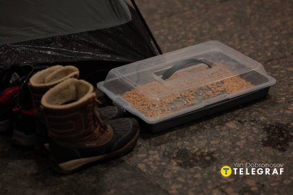 Люди в метро в Києві під час атаки 12 лютого