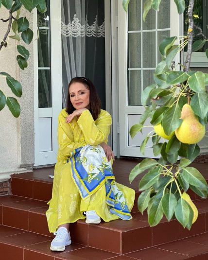 софія ротару у сукні біля будинку