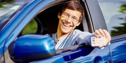 Парень в машине