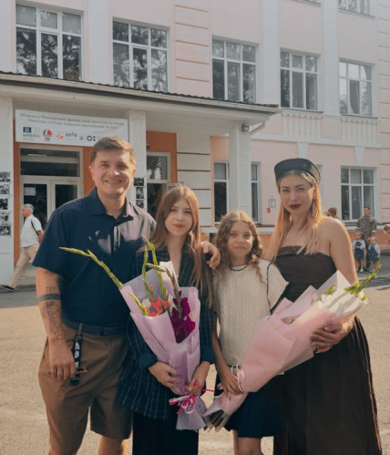 Анатолий Анатолич с детьми и женой