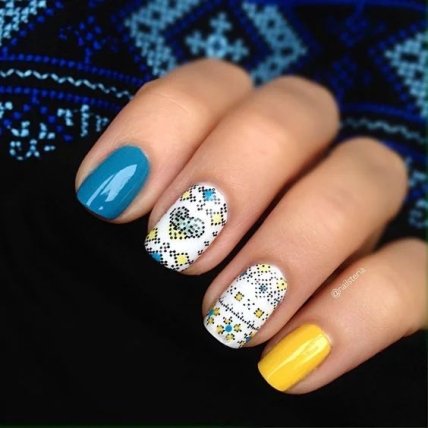 Маникюр с вышивкой 2023 - стильные идеи