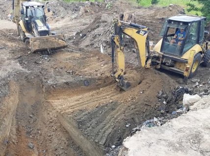 Экскаватор и трактор роют траншею