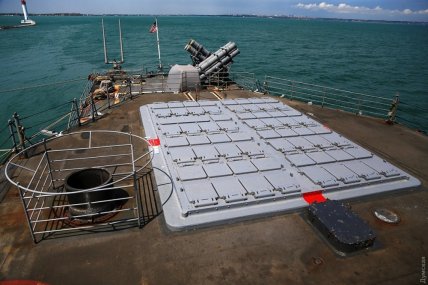 Кормові установки вертикального старту Mk41 та протикорабельні ракети "Гарпун"на крейсері "Хюе Сіті"