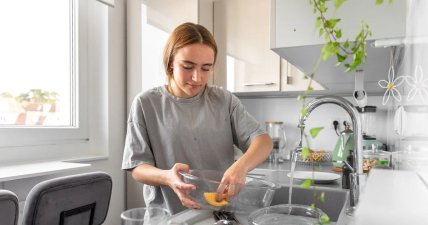 Миття посуду з незакритим краном може влетіти в копійочку
