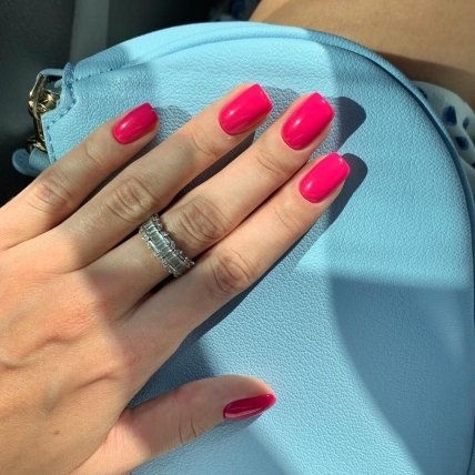 малиновий манікюр