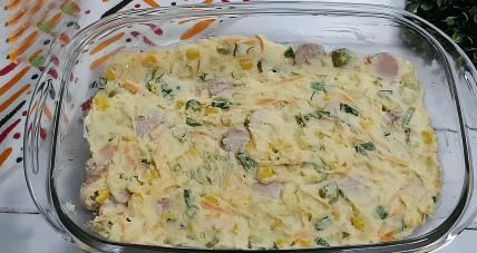 Картопляна запіканка з сосисками та сиром у духовці — простий рецепт вечері