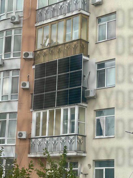 В Одесі балкон закрили сонячними панелями