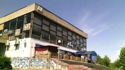 Напис де на будівлі кінотеатра Росія у Вінниці