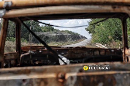 Знищений автомобіль на дорозі. Фото: Ян Доброносов "Телеграф"