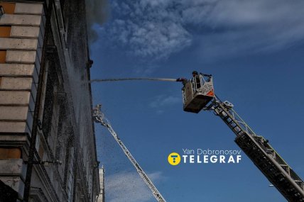 Рятувальники гасять пожежу. Фото: Ян Доброносов "Телеграф"