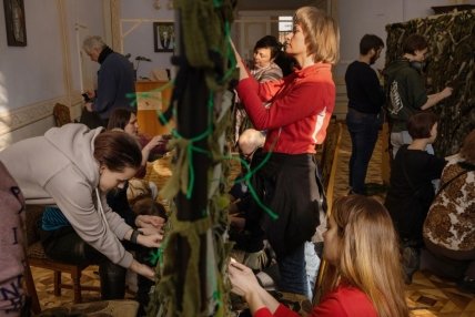 Волонтеры плетут сетки во Львове