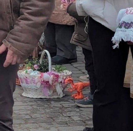 Рядом с пасхальной корзинкой заметили динозавра