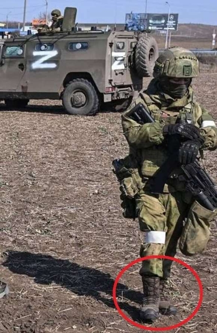Российский оккупант в украинских ботинках