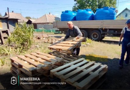 Установленные емкости для воды в захваченной Макеевке