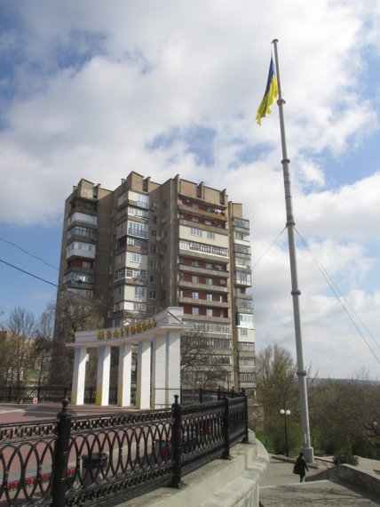 Висотний будинок, арка, флагшток із прапором