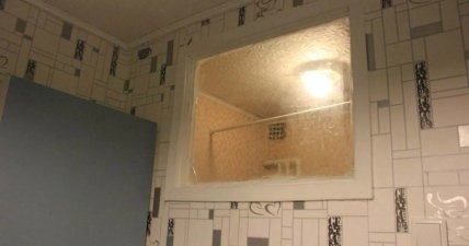 Для чого вікно між кухнею та ванною