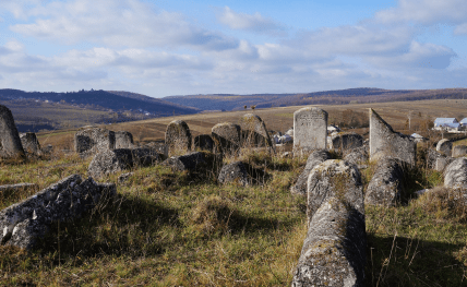 Старое еврейское кладбище в поселке Сатанов