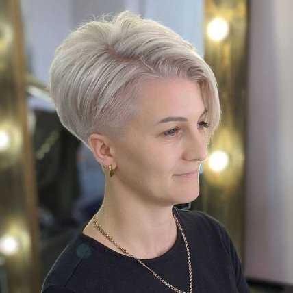 Выбритые виски, ультракороткая стрижка